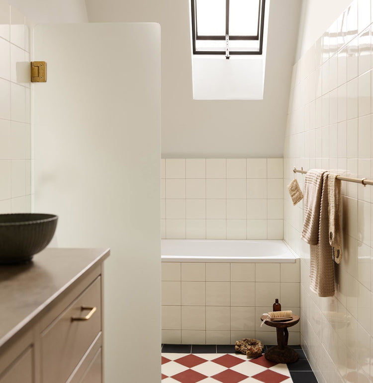 Bathroom with a frosted glass shower, tiled wall and floor with a golden beige wall painted with the colour 12313 Soft Dunes from Jotun.